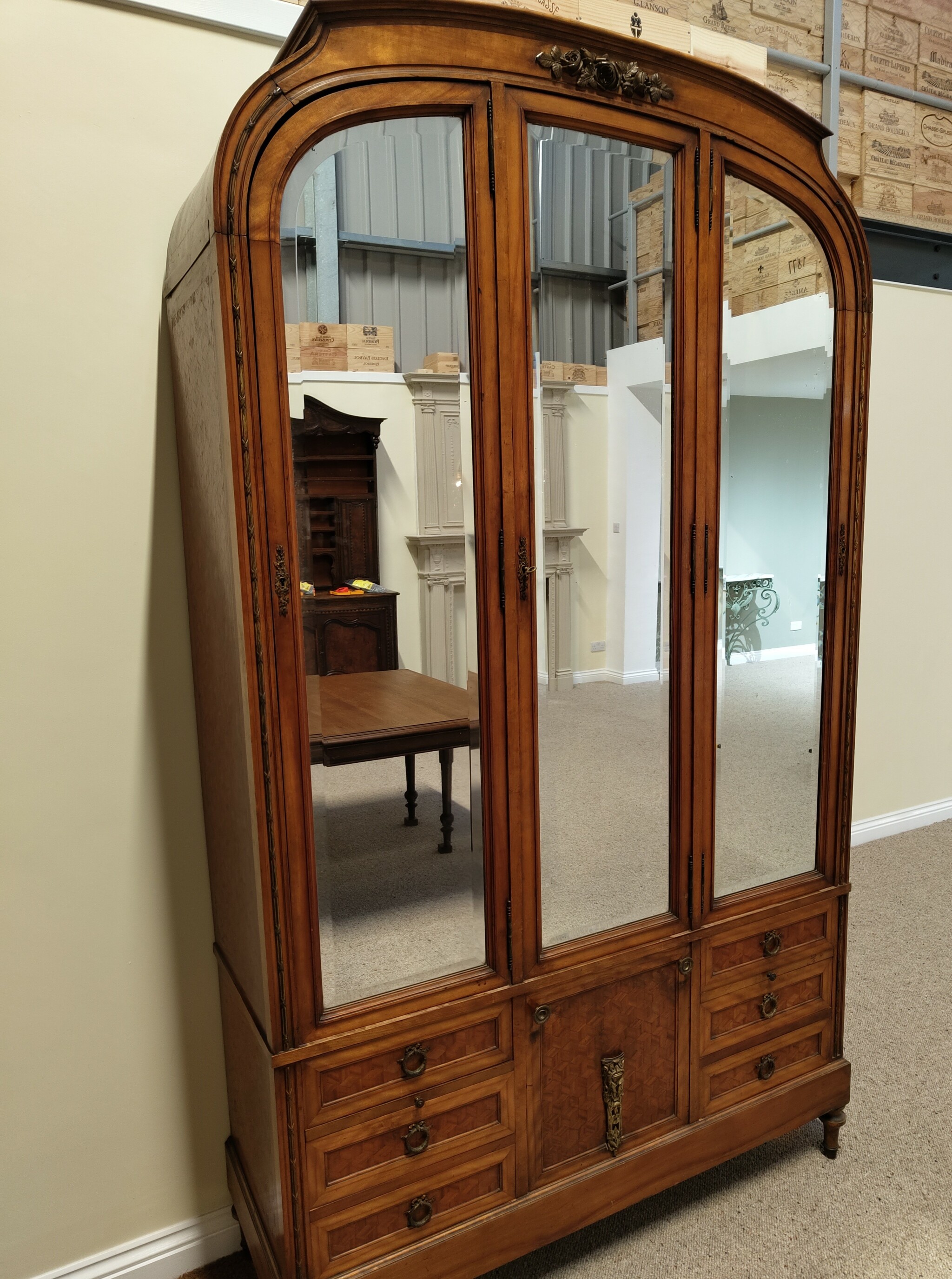 Armoire Art Déco en bouleau à deux portes En vente sur